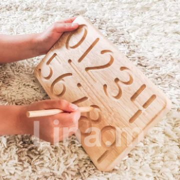 Planche en bois avec des chiffres pour apprendre l'écriture